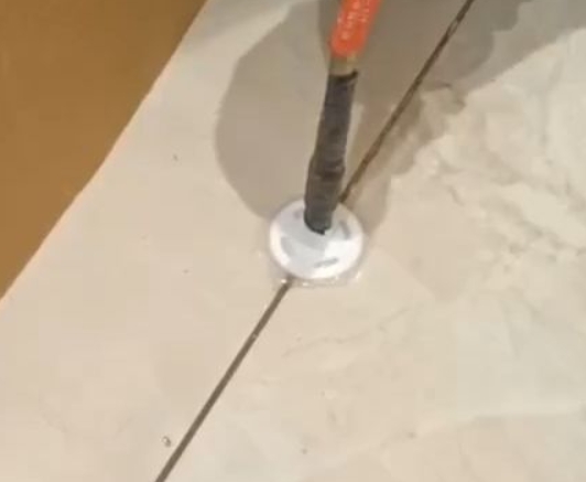 正定瓷砖空鼓维修公司专业解答瓷砖在铺贴过程中，如果没有涂抹均匀到位的粘结材料（如水泥砂浆或瓷砖胶），可能会导致以下问题